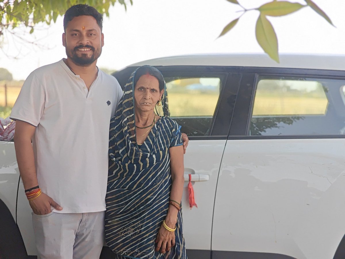 मां खुद इबादत है,
मां हर पीढ़ी की सबसे खूबसूरत दास्तान है।
मां कोई शब्द नहीं, ईश्वर का दिया हुआ सबसे अनमोल आशीर्वाद है।
मां आंगन की आहट है, घर की चाहत है,
हर रिश्ते की पहली पहचान है।
मां है तो अभिमान है,
मां है तो पूरा संसार है।
#motherday #maa