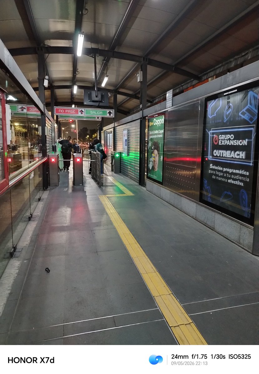aameney's tweet photo. @MetrobusCDMX
@ClaraBrugadaM
@RosarioCastroE

Una vez más, estación Poniente 128 en este momento la estación sin policía y la gente pasándose sin pagar.

Hasta cuando van a hacer las cosas bien? https://t.co/AWCyASro3q