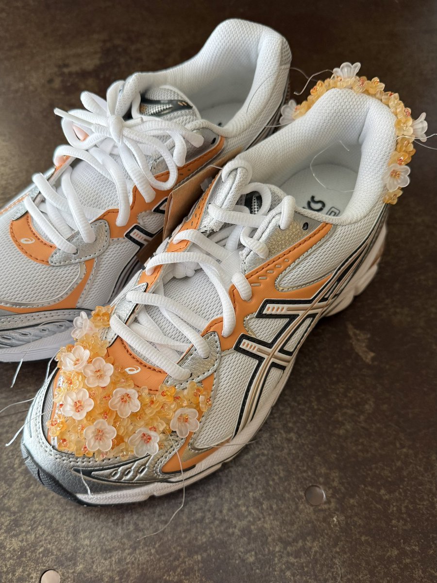 21h_y's tweet photo. あの頃(確か23aw)のセシリー×asicsがずっと忘れられなくて、ZOZO SALEで買ったasicsに、今更ながら作成。糸処理まだだし、ビーズ足りなくて一旦休止だけど、、まずは完成を目標に！金木犀イメージと思わせて、推し球団カラー🐰⚾️ https://t.co/sYivlB5XjQ