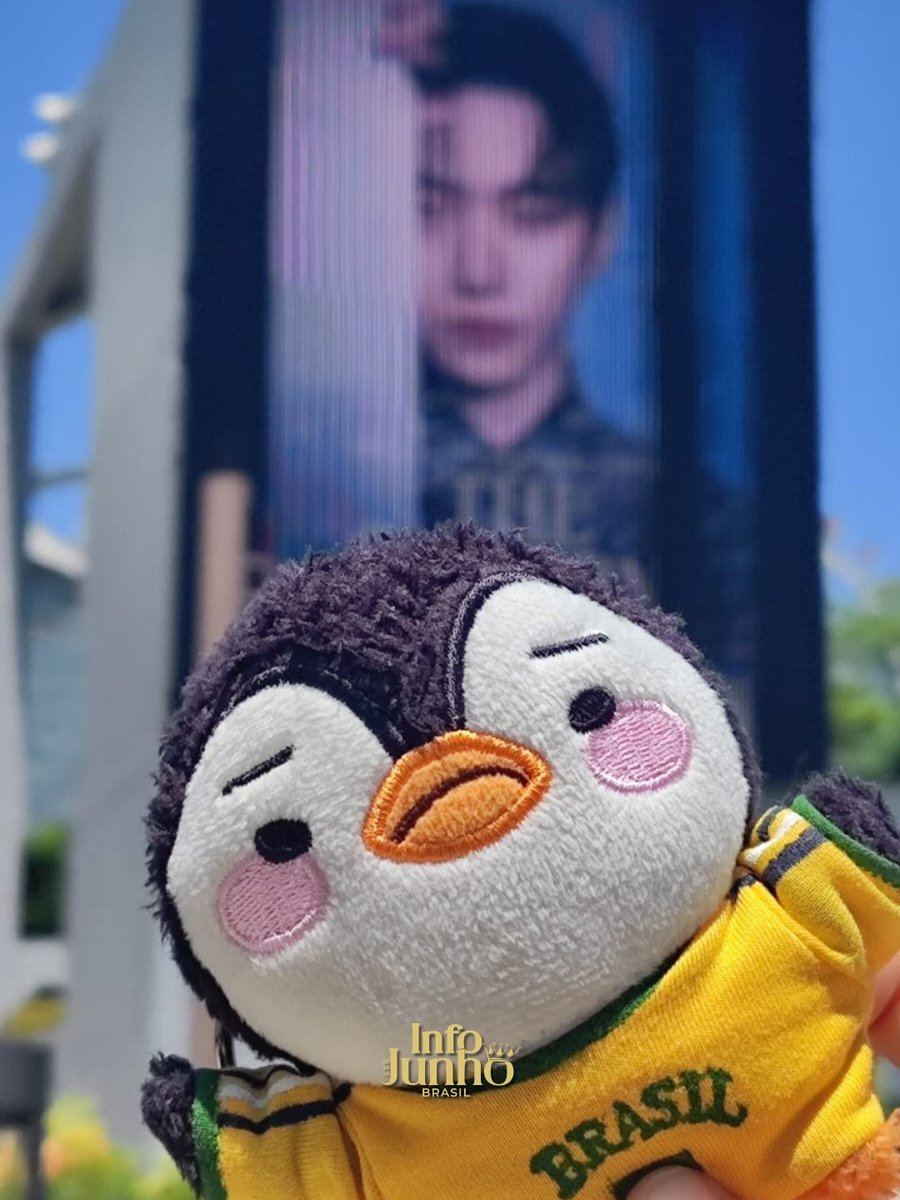 infoleejunhobr's tweet photo. 📢 A INFO LEE JUNHO BRASIL está no TOKYO DOME! 🇧🇷🖤🔥
A nossa adm Nati, fã do Junho há 17 anos, está lá representando a nossa fanbase! 👑✨️ E também realizando um sonho de vê-lo performando com o grupo! 🥹 
Nati, estamos muito emocionadas e felizes por você! Aproveite muito! 
Não esqueça de chacoalhar essa bandeira e gritar "GIGANTEEEEEE" pro Junho! 🗣😂
Nós te amamos! 🫂✨️
CHEGOU O TÃO ESPERADO DIA! Aeeeee! 🥹

 <2PM Japan 15th Anniversary Concert "THE RETURN" in TOKYO DOME> - Dia 2

– #LEEJUNHO #이준호
#2PM_THE_RETURN
#THE_RETURN_TokyoDome