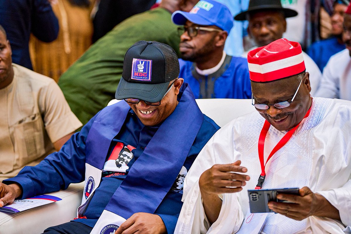 Students collect loan from Tinubu to donate to Tinubu

APC please use a better format na