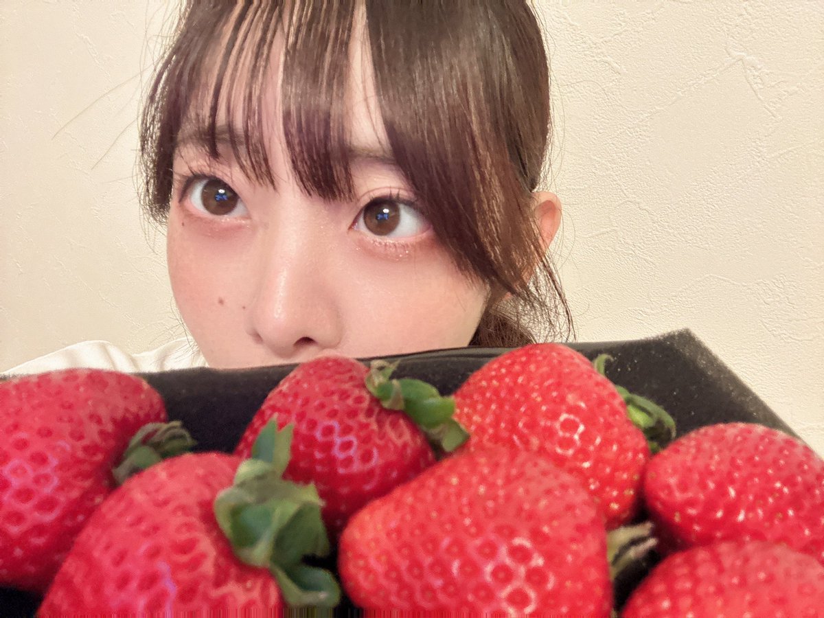 いちご❤様ご確認用❤可愛いガールちゃん#752 これは誕生日にえりかちゃんにもらったいちご！すっごく美味しかったん