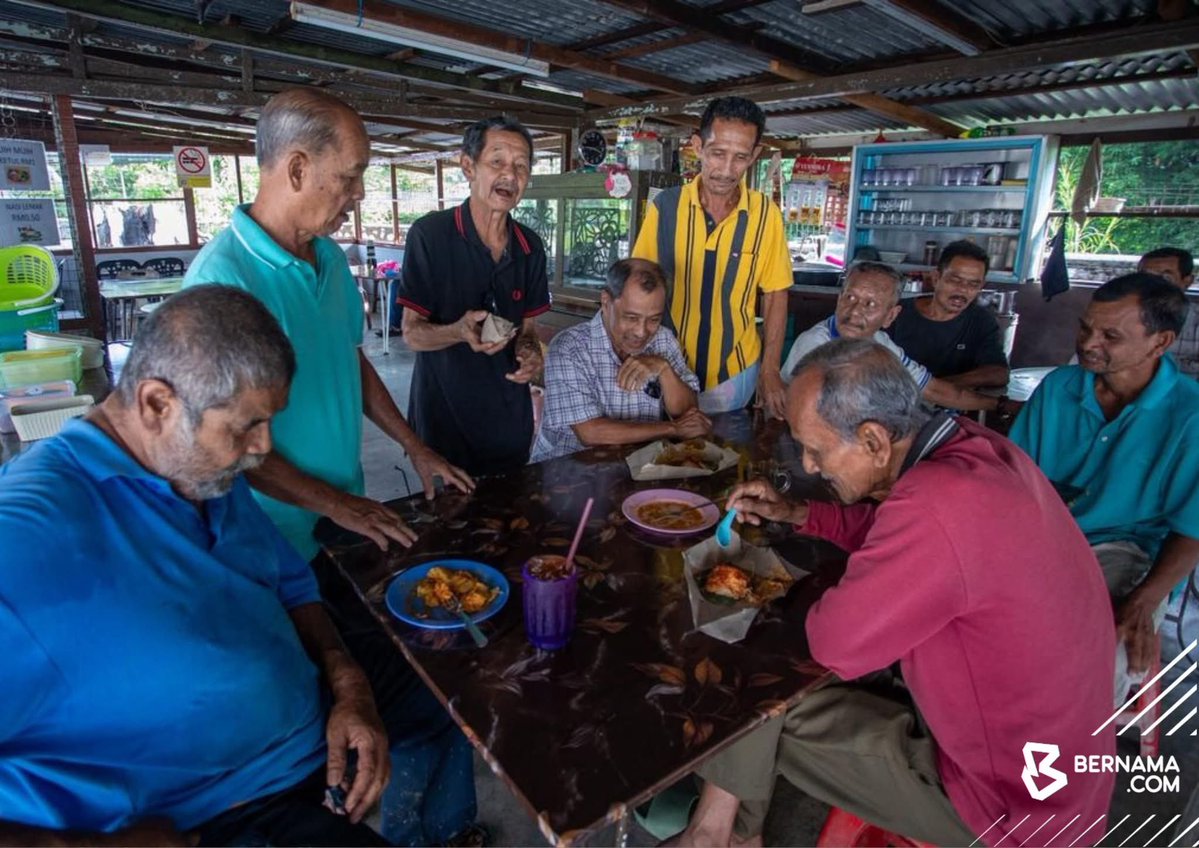 “Orang selalu tanya kenapa masih jual 50 sen, ada untung ke? Saya cuma senyum, sebab memang kalau ikut kiraan, untungnya tidak sebanyak mana,” katanya.

Realitinya, jelas Othman, 50 sen itu harga yang dijual oleh warung tersebut dengan 10 sen diambil sebagai komisen oleh pemilik,