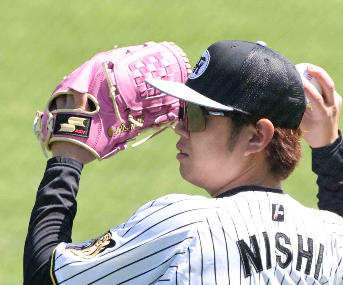 Sponichi_Tphoto's tweet photo. ピンクのグラブを使用する ＃西勇輝 選手と ＃才木浩人 選手。 https://t.co/VG1E9hsOhV