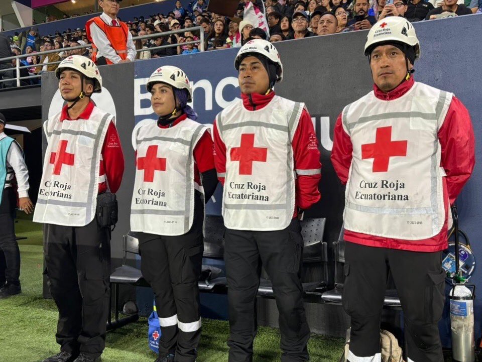 CruzPichincha's tweet photo. ¡#CruzRojaPichincha ⛑️ en la #LigaPro 🏆! 

Nuestros cruzrojistas 🙋🏻‍♂️🙋🏻‍♀️ están presentes en el emocionante partido de @IDV_EC 🆚 @BarcelonaSC ⚽, listos para brindar primeros auxilios 🤕🩹 y atención prehospitalaria 🚑. 

¡Cuidamos de ti 🚨! https://t.co/kv3zaDnkqf