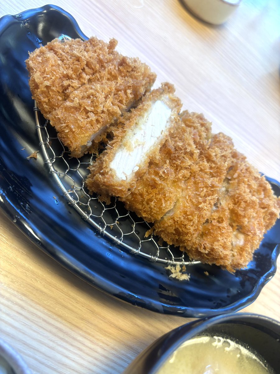 YUKIRORONOA's tweet photo. カツ食べて運気うなぎのぼりの神社⛩️🙏へ
おみくじには、心を澄ませば願いは叶う。
あとは昨日よりも全力応援がんばる❤️🔥💪
#GOBREX
#BREXNATION
#パワースポット https://t.co/Vmz9bRq2hv
