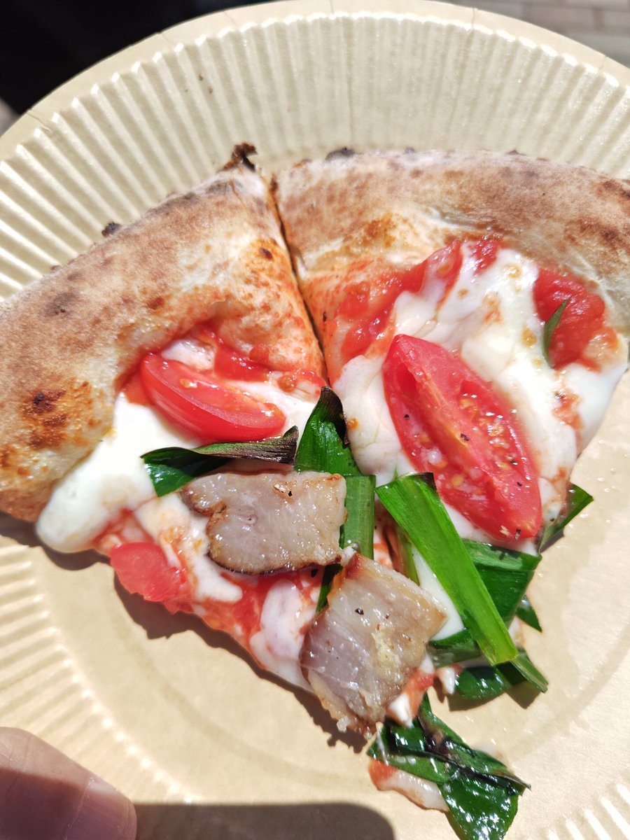 BB91193234's tweet photo. キングオブピッツァ🍕
行ってきました😤

6店舗並んだので大体1枚と
半分くらい食べた https://t.co/QTybboC1fh