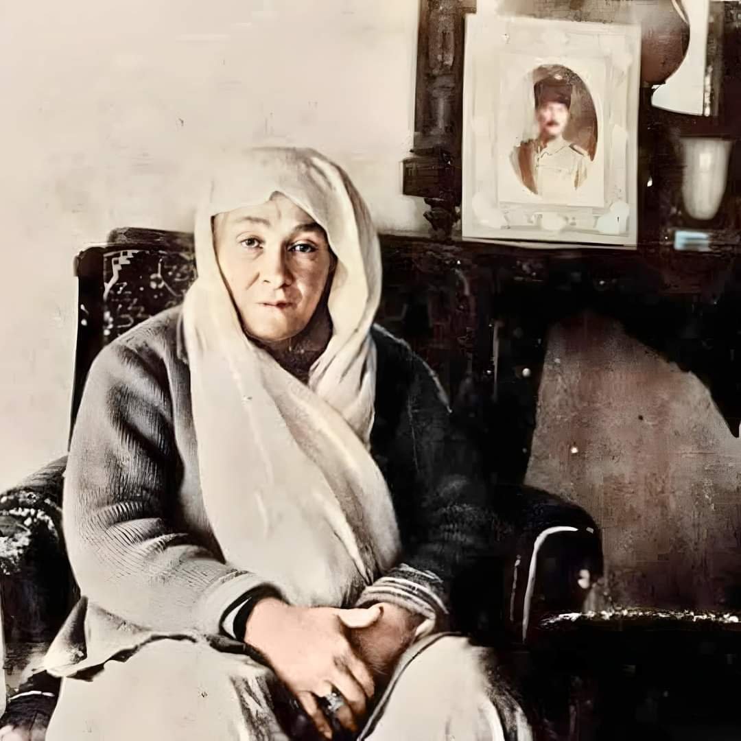 “Oğlum, seni bekledim. Dönmedin. Çay ziyafetine gideceğini söyledin. Ancak ben biliyorum, sen cepheye gittin. Sana dua ettiğimi bilesin. Savaşı kazanmadan dönme. Annen.”