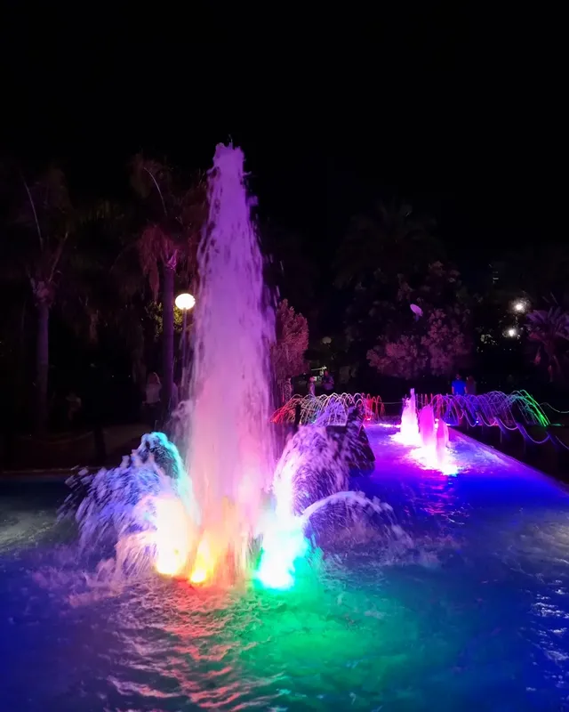 therealtaz__'s tweet photo. Saturday night   Lights, fountains, a gentle breeze, and a few quiet moments to myself

Sometimes I really enjoy this simple happiness

It doesn't have to be complicated, just quietly feeling the romance of the night and the warmth of the city💜 https://t.co/RVInUeBijo