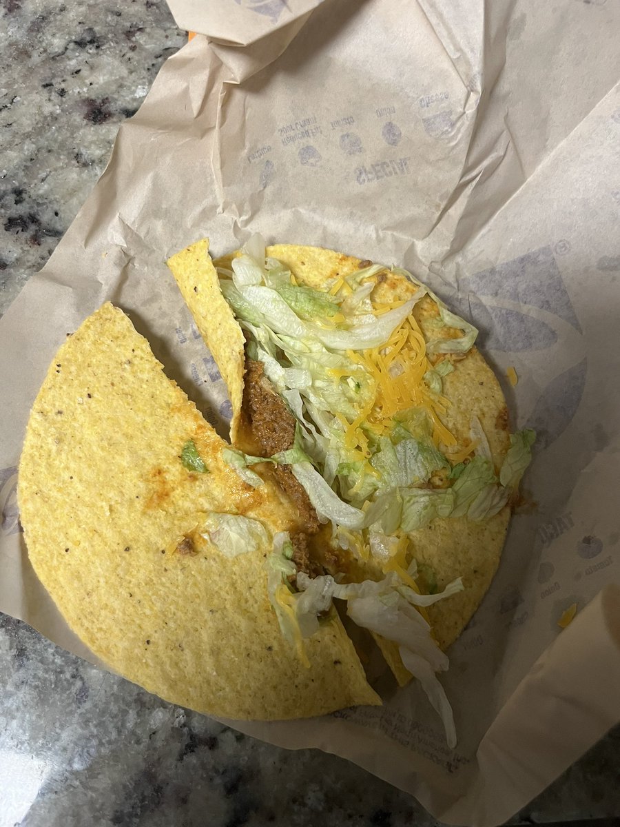 OChavex's tweet photo. @tacobell This is ridiculous. https://t.co/NeWUMBXmRk