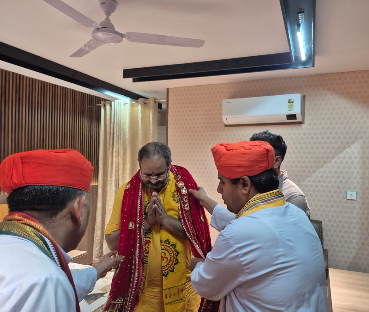 DrChinmayP's tweet photo. दो दिवसीय जम्मू प्रवास के अंतर्गत #कटरा पहुँचकर श्री माता वैष्णो देवी मंदिर में दर्शन-पूजन का क्रम सम्पन्न किया गया। 

इस पावन अवसर पर समस्त मानवता के मंगलमय, सुखी एवं उज्ज्वल भ���िष्य के लिए प्रार्थना अर्पित की गई। मंदिर परिसर में श्रद्धा एवं भक्ति से ओत-प्रोत दिव्य वातावरण अनुभव किया गया। 

साथ ही मंदिर परिसर व्यवस्था से जुड़े परिजनों को पूज्य गुरुदेव का साहित्य भेंट कर परम पूज्य गुरुदेव के विचार��ं से अवगत कराया गया। 
@awgpofficial @dsvvofficial
#vaishnodeviyatra #jammukashmir #shantikunj #dsvvofficial
