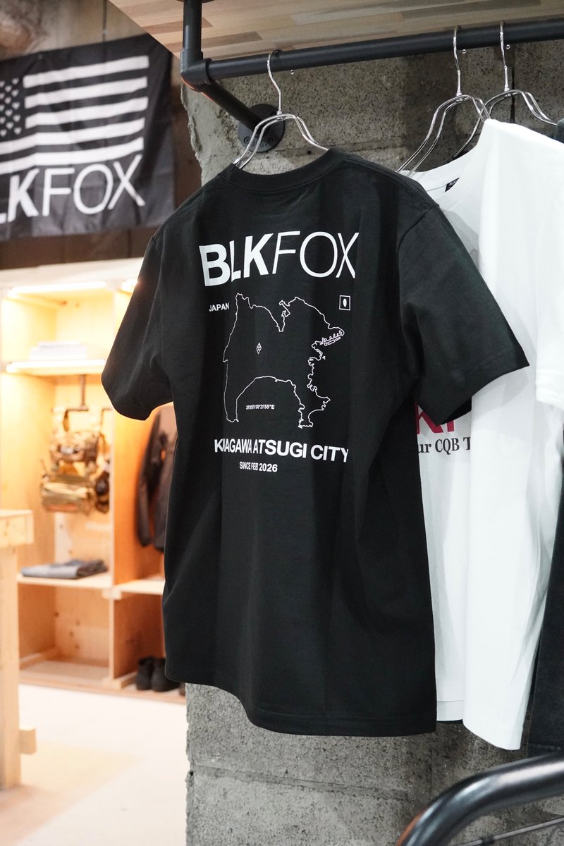 BLKFOXHONATSUGI's tweet photo. 本日、ご好評につき完売していた【BLKFOX本厚木限定Tシャツ】を再入荷いたしました。

本日より店頭にて販売しております。
お待ちいただいていた方や、ご興味のある方はぜひご来店ください。

#BLKFOX本厚木
#神奈川 #厚木市
#サバゲー #サバイバルゲーム
#サバゲーマーさんと繋がりたい
#BLKFOX #AIRSOFT
#STCサバゲーラリー
#サバラリ