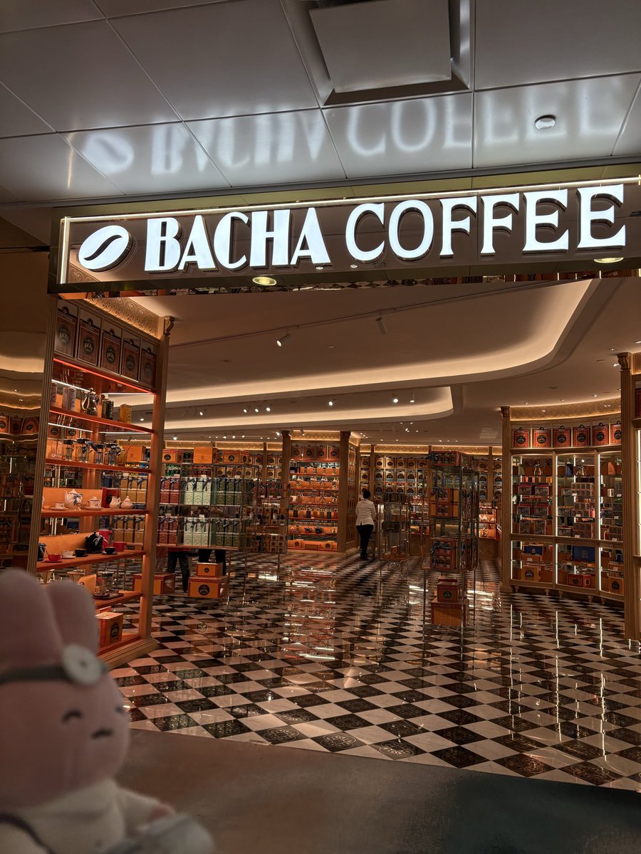 medjed0502's tweet photo. ガラガラのBACHA COFFEEで店員さん独り占めして沢山お土産を買ったりしました

迷ってると「贈る相手の年齢は？」ってところからおススメを教えてくれるの新鮮だった

いつのまにかＴＷＧより店舗が増えてた https://t.co/Bcrcq3CqiQ