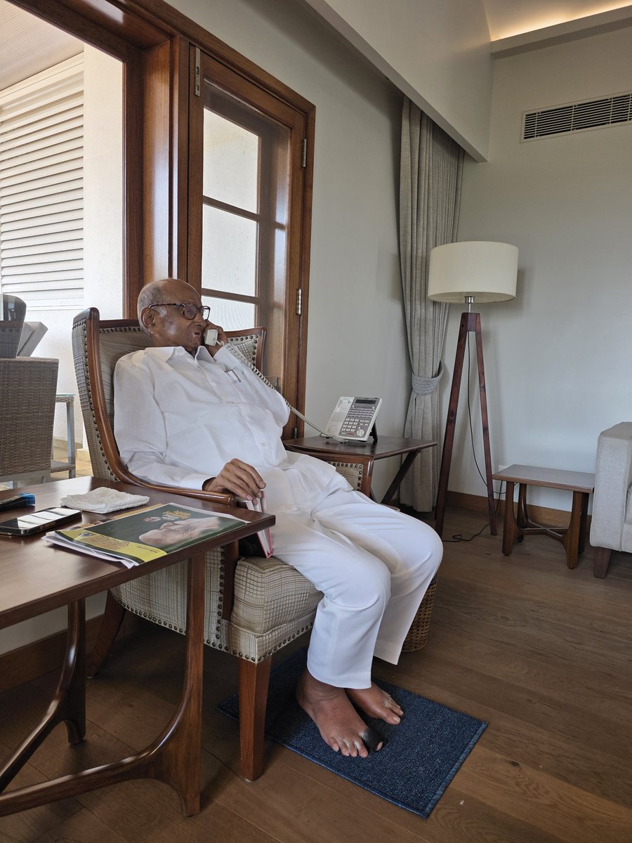ज्येष्ठ नेते आदरणीय पद्मविभूषण <a href="/PawarSpeaks/">Sharad Pawar</a> साहेबांनी मला बोलून घेतले होते. पुण्यात मोदी बागेत आज मी सकाळी साहेबांची भेट घेतली माझ्यावर संग्राम भंडारे आणि त्या गुंडांनी केलेल्या हल्ल्या संदर्भातली जी काही घटनाक्रम आहे तो सर्व साहेबांना सांगितला साहेबांनी राज्याचे पोलीस महासंचालक
