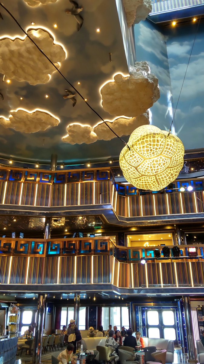beemmangetsu's tweet photo. もうすぐ🛳️客船ともお別れ(/_;)/~~
今回はイタリアの船だったけど食事はう～ん、、、。
その代わり着港地での食事は全て美味しかった😋🍴💕
楽しい旅になった🥲最後の最後までラウンジで呑んでます🤣 https://t.co/gMYvZwEe8M