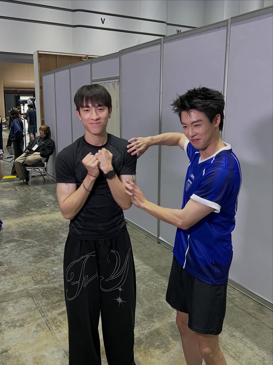 อองออง tweet media