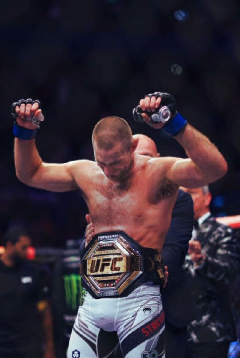 Es el protagonista de dos de las mayores sorpresas de la historia de este deporte. 
Ha recuperado su cinturón casi 3 años después, quitándole el invicto a Chimaev por el camino. 

Strickland es un top 5 mejores pesos medios de la historia sin duda alguna

#UFC328 #UFCHBOMAX