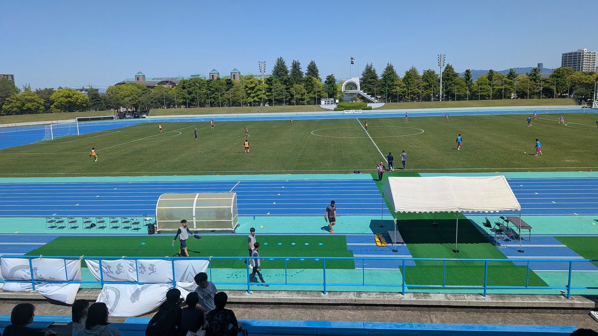 spreadworldjpn's tweet photo. 中学時代の陸上の大会以来の皇子山陸上競技場に到着。
ビッグレイク（野洲）だと思い込んでたので大遅刻してすでにハーフタイム（笑）

#ヴィアベンテン滋賀 https://t.co/ORuoR9h193