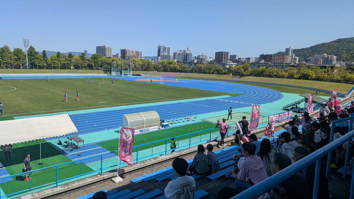 spreadworldjpn's tweet photo. 中学時代の陸上の大会以来の皇子山陸上競技場に到着。
ビッグレイク（野洲）だと思い込んでたので大遅刻してすでにハーフタイム（笑）

#ヴィアベンテン滋賀 https://t.co/ORuoR9h193