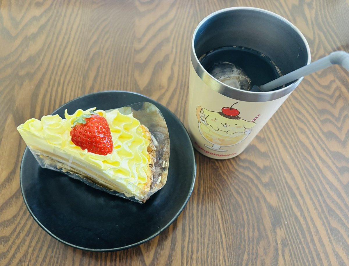 近所のケーキ屋でマンゴーパイ買ってきた🤘