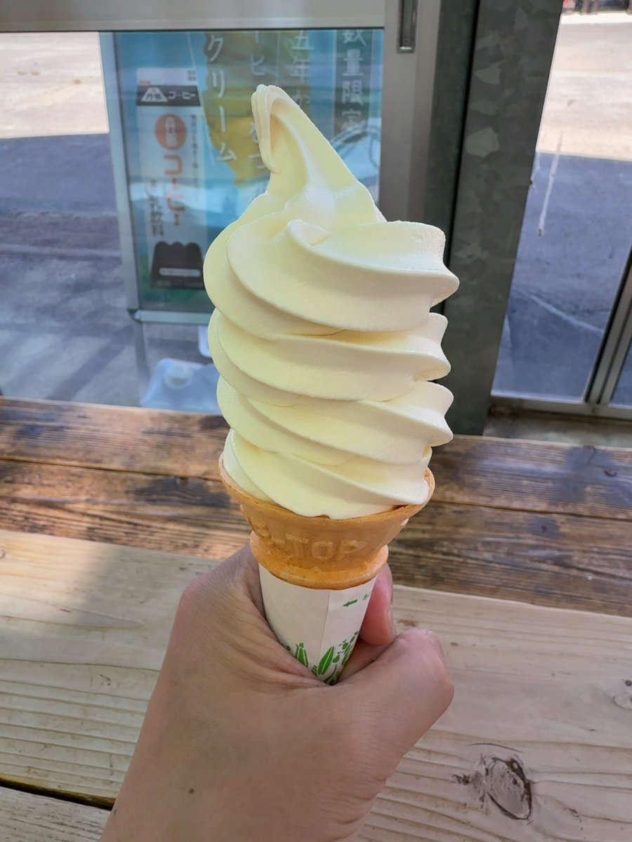 ayurina's tweet photo. 1日1ソフトクリーム。酪農王国オラッチェのソフトクリーム。練乳風味で濃厚で美味しい。いつも道の駅伊豆ゲートウェイ函南で食べてるんだけど初めての現地訪問。 https://t.co/6Imi1mLDpy