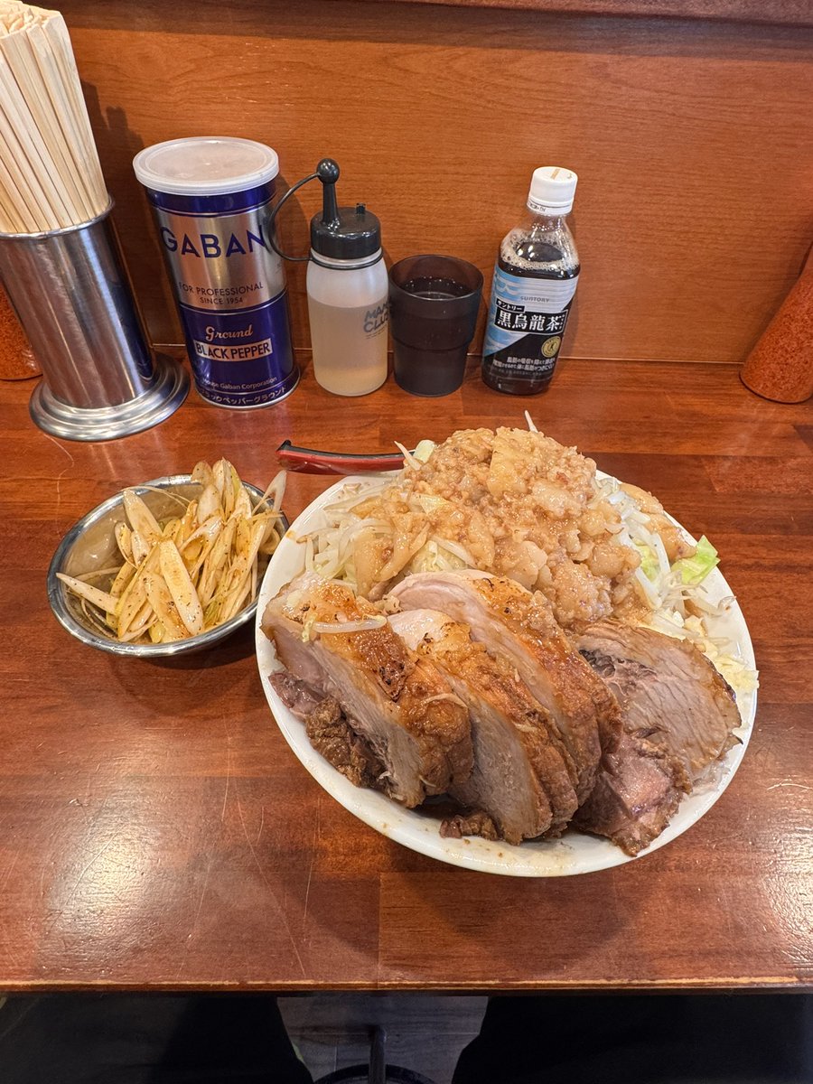 daichara9's tweet photo. まる太さんの3周年営業日という事で4時からお店の駐車場にいた健ちゃんと7時から3.4番目に並んでラーメン食べてきた🍜念願のグッズのどんぶりも2個購入させていただきました😉いつも以上に凄い行列でした😳美味しかったです！ごちそうさまでした！😋 https://t.co/QFbuEzwgfF