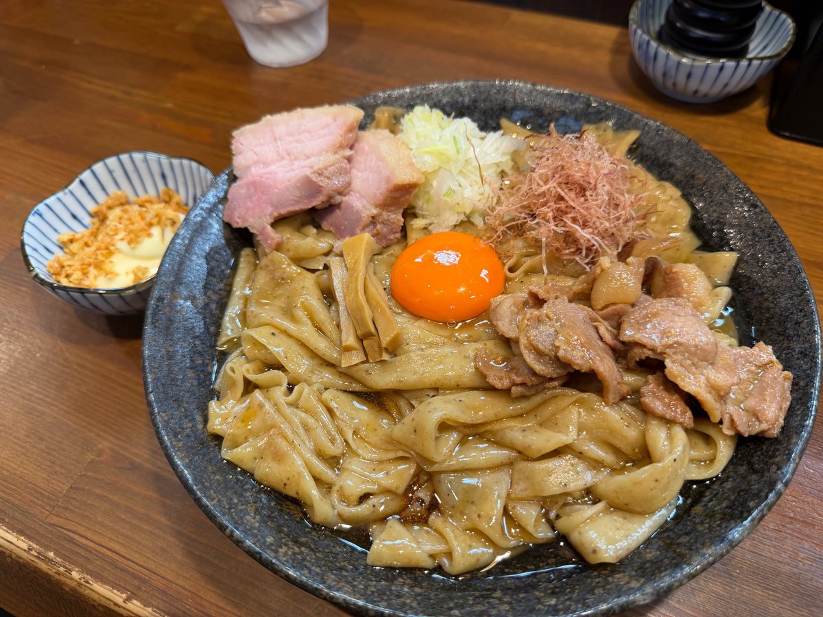 sigaaa0628's tweet photo. うおぉぉぉぉ〜〜〜！

今日も最高の一杯でした🍜

限定麺
『極 秋刀魚啜り一番油そば』
の麺、ブリンバンバンボンでした🐟

えんつばさんの「大正館 赤痺油」
少しもらったけど相性バッチリ👌

これで、足の骨折も治ったかな🫠

#ラカン https://t.co/Si9lqF3Mg4