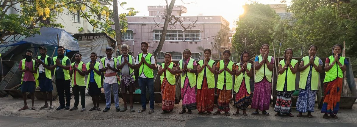 KMCKataka's tweet photo. Beginning the day with dedication, discipline and devotion 🙏
Morning Hajira and prayers were conducted at different locations across the city by our Swachha Karmis engaged by CMC. Their commitment towards cleanliness and public service reflects the spirit of a cleaner Cuttack. https://t.co/sASbHSlnbF