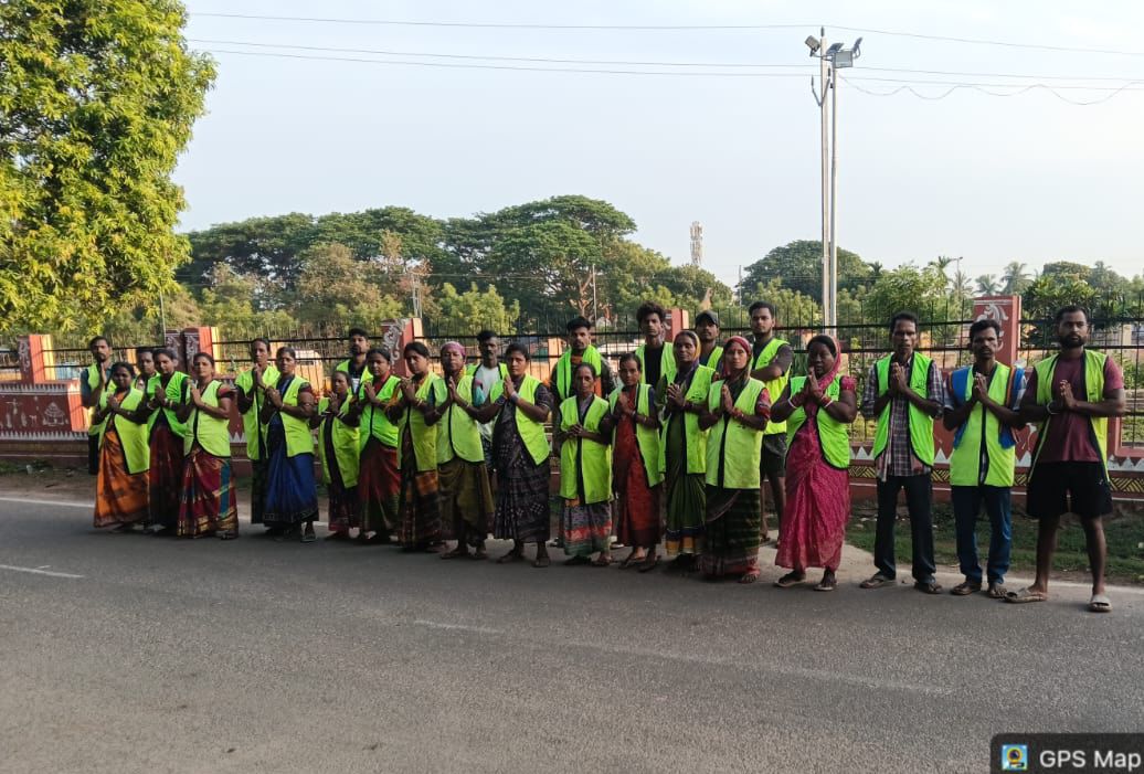 KMCKataka's tweet photo. Beginning the day with dedication, discipline and devotion 🙏
Morning Hajira and prayers were conducted at different locations across the city by our Swachha Karmis engaged by CMC. Their commitment towards cleanliness and public service reflects the spirit of a cleaner Cuttack. https://t.co/sASbHSlnbF