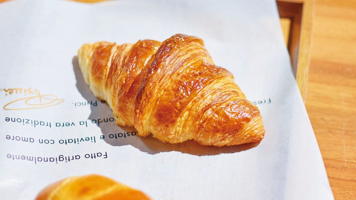StarbucksStoreJ's tweet photo. 【STARBUCKS RESERVE® Cafe】

イタリア伝統のクロワッサン
「コルネッティ」美味しさの秘密🇮🇹🥐

幾層にも折り重ねた生地が生み出す、
外はザクッと香ばしく、中はふわっとエアリーな口あたり。
ひとくちで広がる、軽やかで奥行きのある味わい。

本場ミラノの製法を受け継ぎ、
発酵と折りを丁寧に重ねた“本物”の美味しさです。

時間が経っても軽やかな食感が続くため、
お持ち帰りや手土産にもおすすめ🎁
スターバックス リザーブ®のコーヒーとともに ☕️