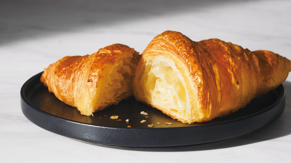 StarbucksStoreJ's tweet photo. 【STARBUCKS RESERVE® Cafe】

イタリア伝統のクロワッサン
「コルネッティ」美味しさの秘密🇮🇹🥐

幾層にも折り重ねた生地が生み出す、
外はザクッと香ばしく、中はふわっとエアリーな口あたり。
ひとくちで広がる、軽やかで奥行きのある味わい。

本場ミラノの製法を受け継ぎ、
発酵と折りを丁寧に重ねた“本物”の美味しさです。

時間が経っても軽やかな食感が続くため、
お持ち帰りや手土産にもおすすめ🎁
スターバックス リザーブ®のコーヒーとともに ☕️