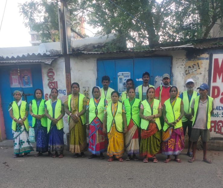 KMCKataka's tweet photo. Salute to the tireless efforts of our frontline sanitation warriors who work every day to keep the city clean and beautiful. 💚
#CMC #SwachhaKarmis #CleanCuttack #Swachhata #TeamCMC #MorningPrayer #SwachhSurvekshan https://t.co/uDuUv3HVCC