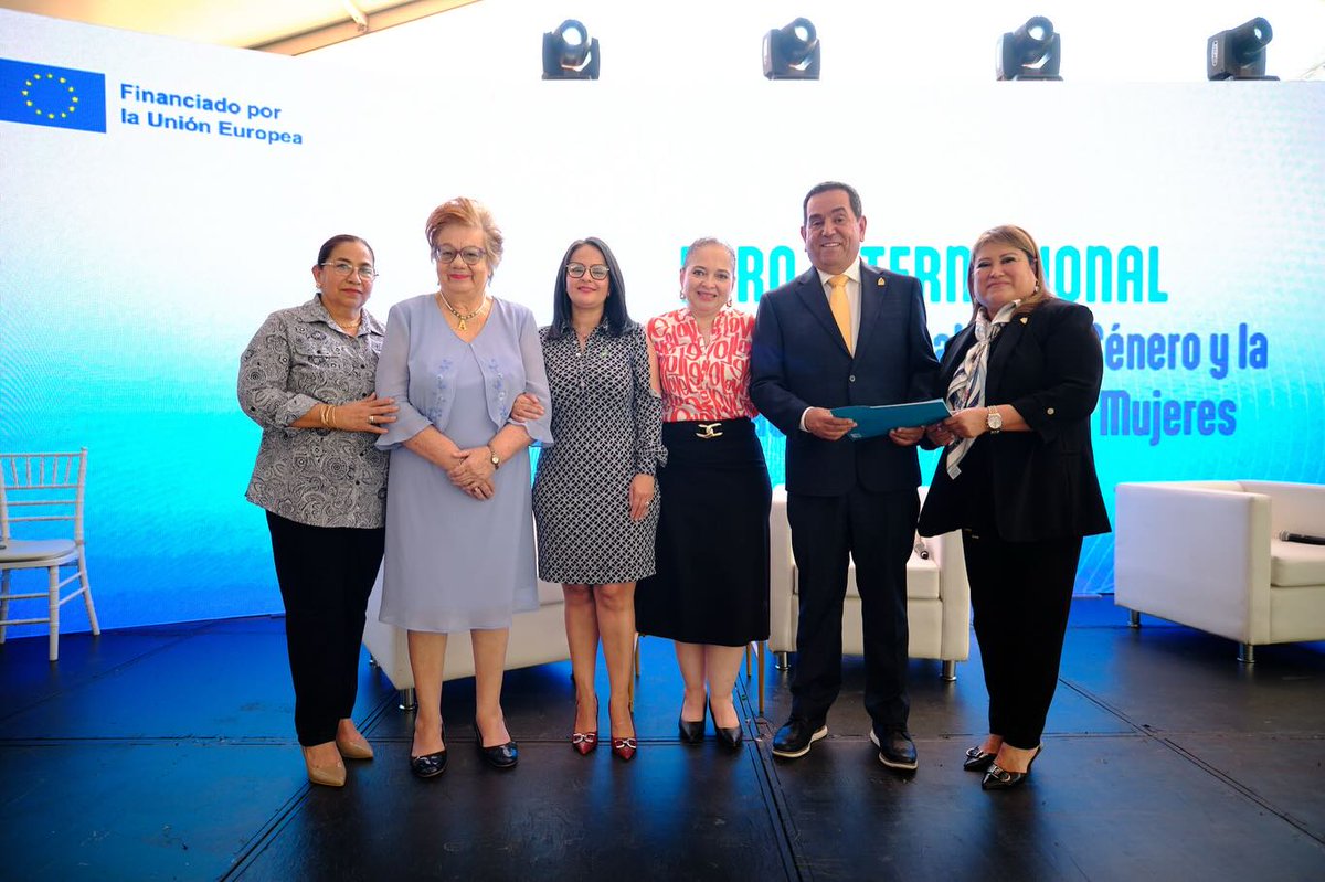SecMujer_PLH's tweet photo. 💜✨ Desde la Secretaría de la Mujer del Partido Liberal de Honduras participamos en el *Foro Internacional “Reformas para la Igualdad de Género y la Participación Política de las Mujeres”*, organizado por ONU Mujeres Honduras, donde coincidieron representantes de todos los partidos políticos del país.  

 En este importante espacio también se realizó la entrega simbólica de la propuesta de reformas electorales del Foro de Mujeres Políticas de Honduras (FMPH) a la Comisión de Reformas Electorales del Congreso Nacional. 🏛️📄  

Reafirmamos nuestro compromiso de seguir impulsando acciones que fortalezcan la participación política de las mujeres y la construcción de una democracia más inclusiva. 👩‍⚖️🗳️  

¡Más mujeres, más democracia! 💪💜  

#PartidoLiberaldeHonduras #ONUMujeres @seguidores