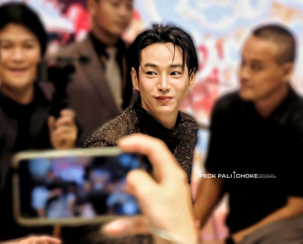 PhotoXPeck's tweet photo. มาพาคนหล่อเปนแก้วเปนแสง ที่อโศกกันค่าาา เจ้าของตึกเดือนสิงหานี้ 
@peckpalit 
#เป๊กผลิตโชค
#PeckPalitchoke https://t.co/AOaX8mEQ2b