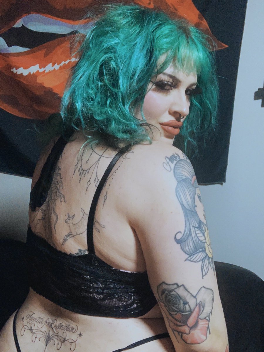 MistressRitual's tweet photo. New ink. 🖤 Not My first Guns N’ Roses tattoo. Always a GNR girl. https://t.co/rOzw7ZnwUJ