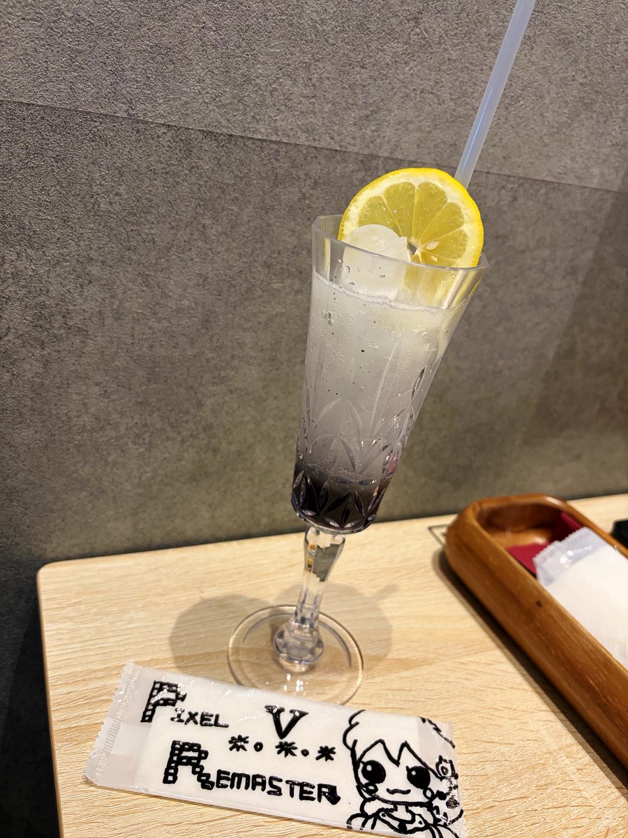 03misuke03's tweet photo. 今日はFFコラボカフェ後期に行ってきたよ〜😊
パフェもドリンクもめっちゃ美味しかった😋

あと、何気にタペストリーに描かれてたグラスがセシルとカインモチーフ？と思って、テンション上がってました🥰 https://t.co/Dp9n3b9Kef