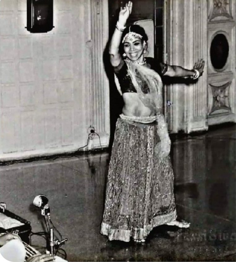 MagadhaNaresh's tweet photo. Always a beautiful Brahmin women who has been presenting her dance art in front of the Bhumihar.

1) pic - Sitara Devi ( Bengal )
2) pic - Archana Tiwari ( Gopalganj,Bihar) https://t.co/E8z3qiG6tU