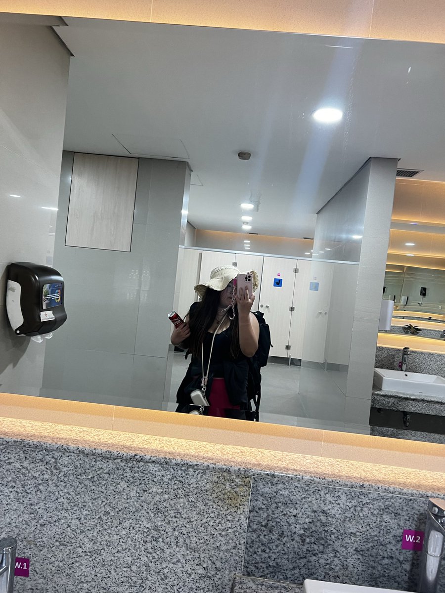 02260April's tweet photo. 后出发泗水前，在登巴萨机场吃了个早餐，有点搞笑，中间的浅绿叶子我差点吃掉。昨晚只睡了一个小时，其实昨天本有时间睡觉的，只是跟朋友打电话打到半夜，前天只睡了4个小时，大前天一晚没睡觉，今天准��在机场好好调整休息一天 https://t.co/VKhrnj2XuD