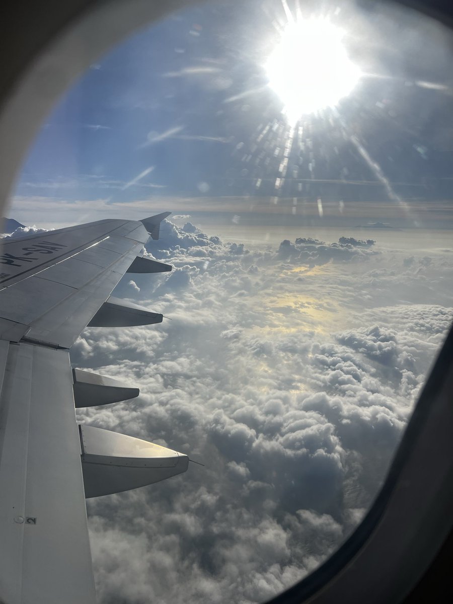 02260April's tweet photo. 后出发泗水前，在登巴萨机场吃了个早餐，有点搞笑，中间的浅绿叶子我差点吃掉。昨晚只睡了一个小时，其实昨天本有时间睡觉的，只是跟朋友打电话打到半夜，前天只睡了4个小时，大前天一晚没睡觉，今天准��在机场好好调整休息一天 https://t.co/VKhrnj2XuD