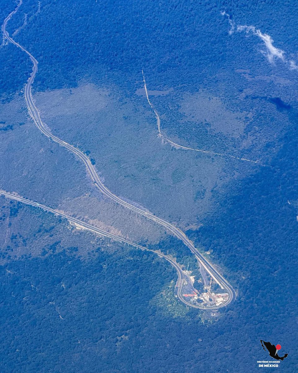 AhoraMex's tweet photo. #SabíasQue | 🛣️⛰️ La famosa curva de “La Pera”, en la autopista México–Cuernavaca, tiene un giro tipo horquilla de casi 180 grados y un radio de 108 metros.

🚗 Por su diseño, los automovilistas deben reducir la velocidad hasta 50-60 km/h para evitar accidentes.

#LaPera #AutopistaMéxicoCuernavaca #Cuernavaca #DatoCurioso #SeguridadVial