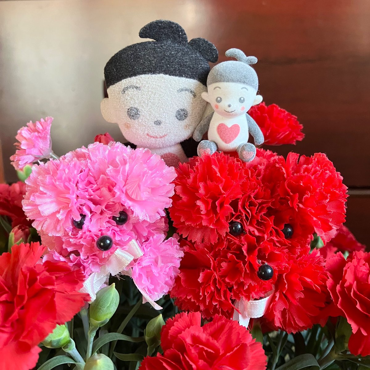 suchu2ko's tweet photo. 今日は母の日❤️
お年玉でママにカーネーション買ってきたよ🥀
3人からの贈り物🎁
ママ喜ぶといいな💖🌟
#プリモプエル https://t.co/6If9qbHD7B