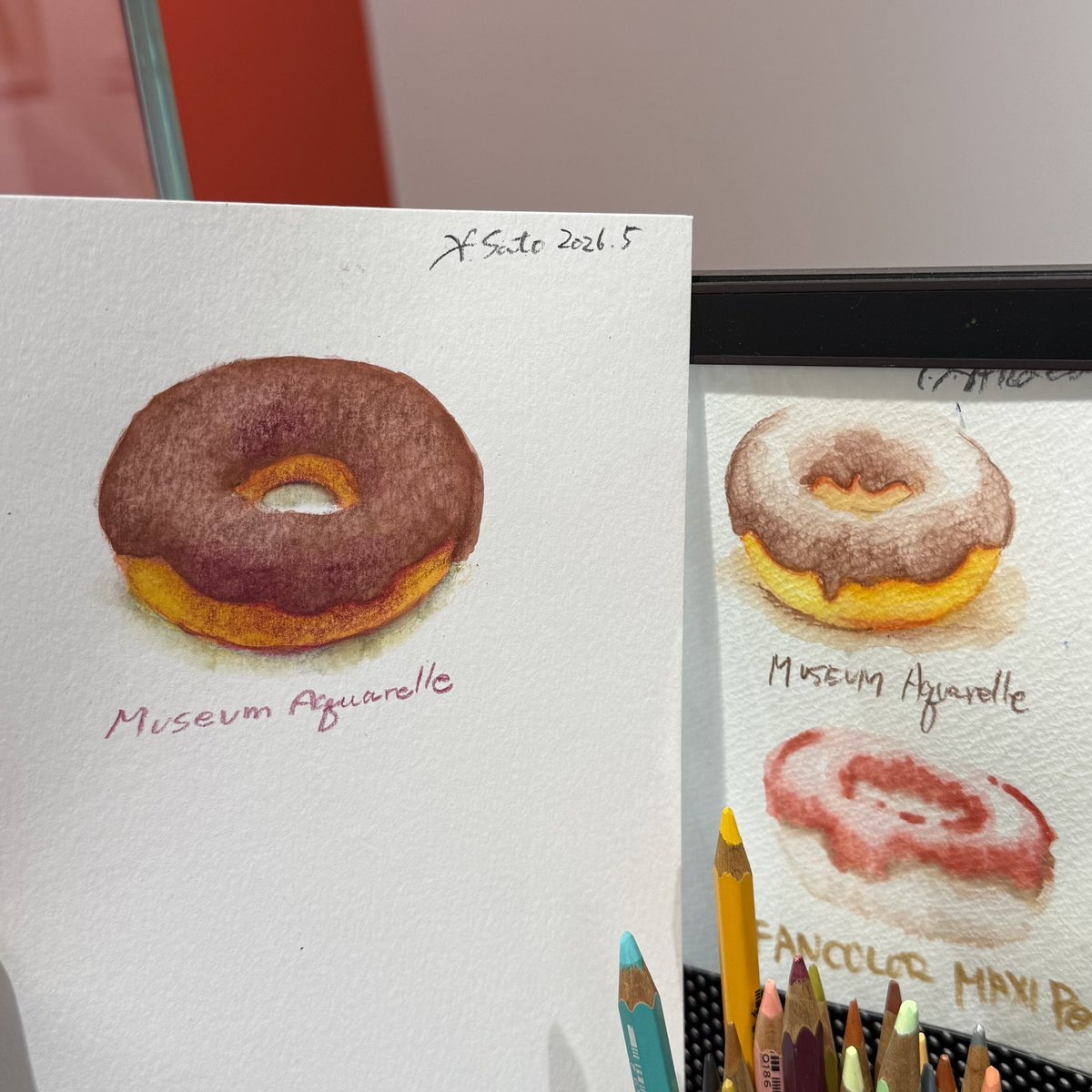 右、7年前にここで描いたミュージアム・アクアレルの作例。左、今ここ