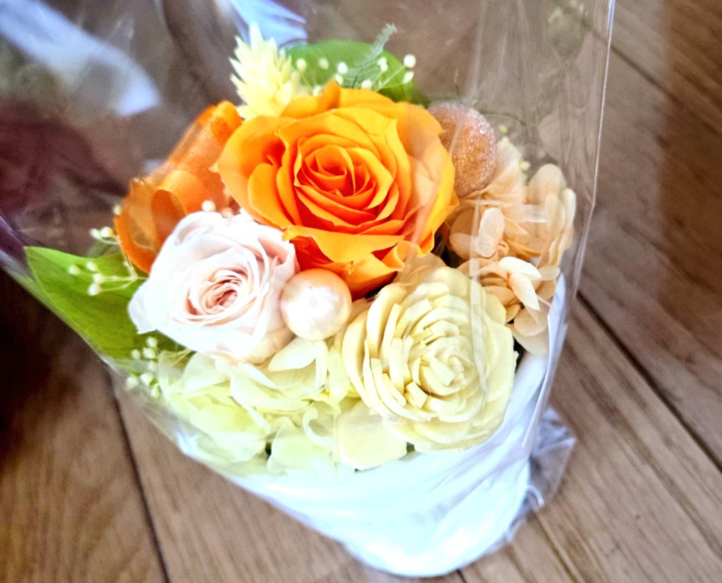 あと‼️おばあちゃんにあげる母の日のプリザーブドフラワー💐届いたﾆｮﾝ