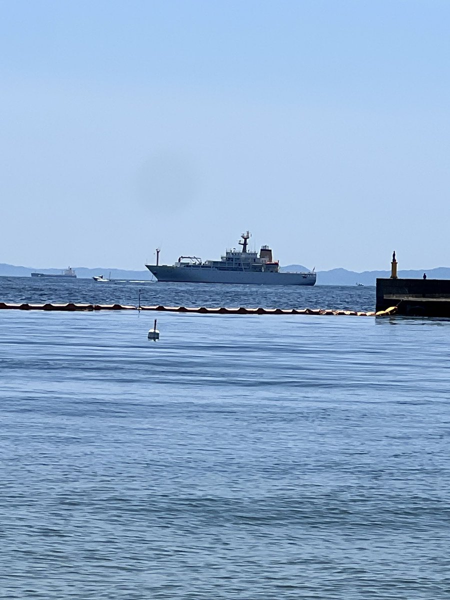 06lydia_vas's tweet photo. 神戸の須磨海岸でボーってしています，明石海峡は���々な船が通過していくなぁ。
#須磨 https://t.co/vCrMeSOoor