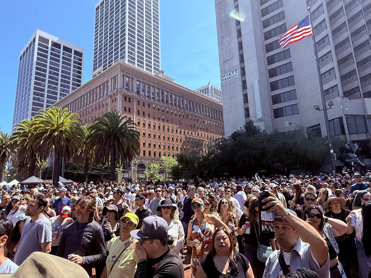 ghettohouse's tweet photo. Celebrating the sounds, the vibes, and 30 years of legendary music with @OMRecords in San Francisco. Day party energy was next level. 🎶☀️🌉 https://t.co/PivIcF3Idn