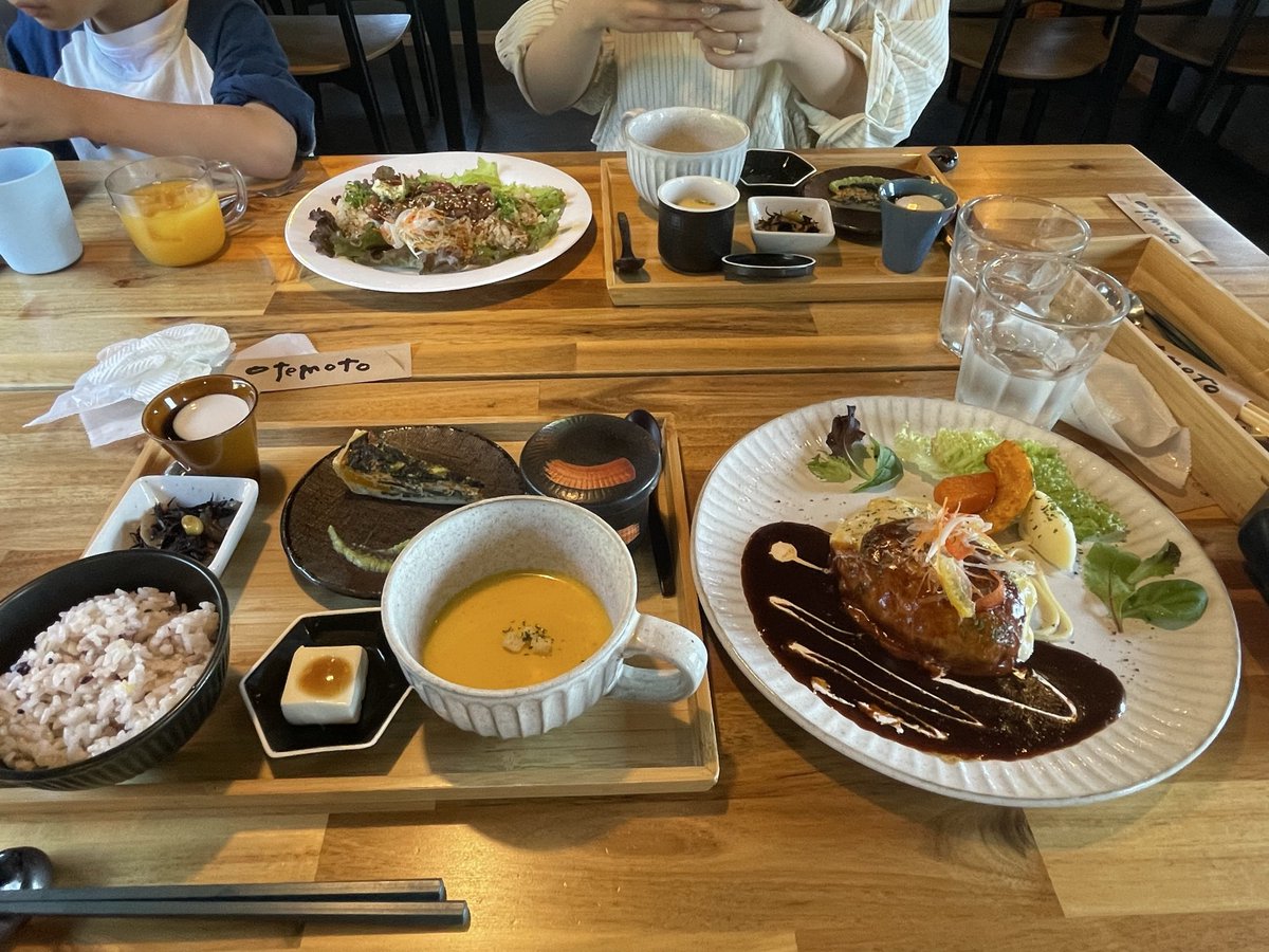 とみしょ tweet media