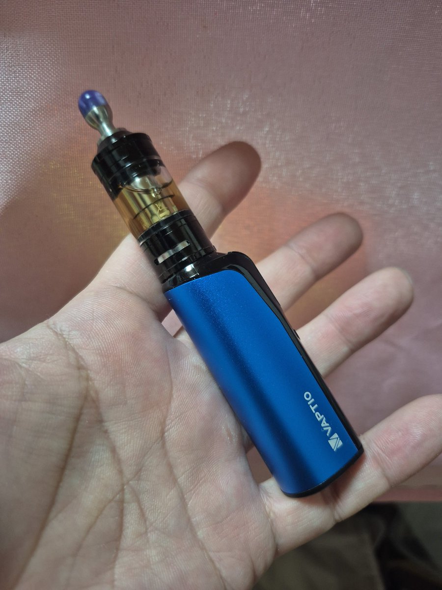 junmersto's tweet photo. 久しぶりにvape吸ってるけどこれちっちゃくていいね
#vaptiocosmokit
もちろんリキッドはVCT https://t.co/VtjGYviXWL