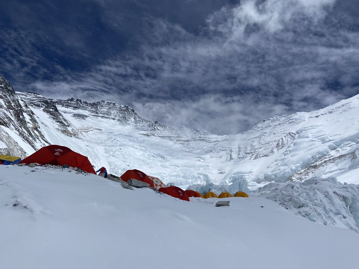 hayaka_m's tweet photo. エベレスト登山隊の方達にくっついてC2までついて行かせてもらいました！
先程5日間の冒険を終え、BCに戻りました。
クレバスや氷の壁を超えて、歩いて歩いて。
私が辿り着いたキャンプ地から見上げること2,348m先。
遠い存在だったエベレストの山頂がとても近くに聳えていました。
またnoteします📖🖊 https://t.co/ZlRc4dBA8f