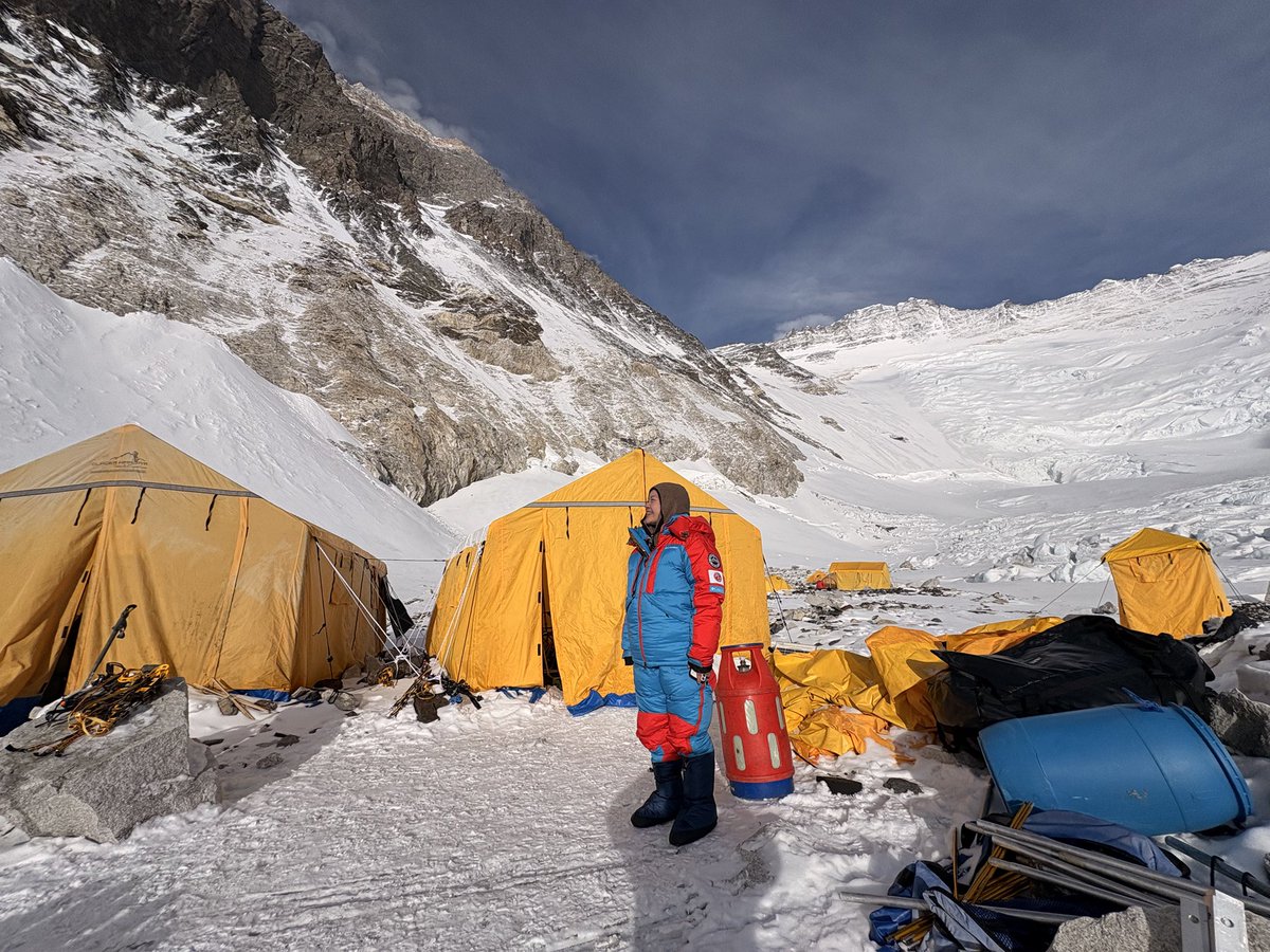 hayaka_m's tweet photo. エベレスト登山隊の方達にくっついてC2までついて行かせてもらいました！
先程5日間の冒険を終え、BCに戻りました。
クレバスや氷の壁を超えて、歩いて歩いて。
私が辿り着いたキャンプ地から見上げること2,348m先。
遠い存在だったエベレストの山頂がとても近くに聳えていました。
またnoteします📖🖊 https://t.co/ZlRc4dBA8f