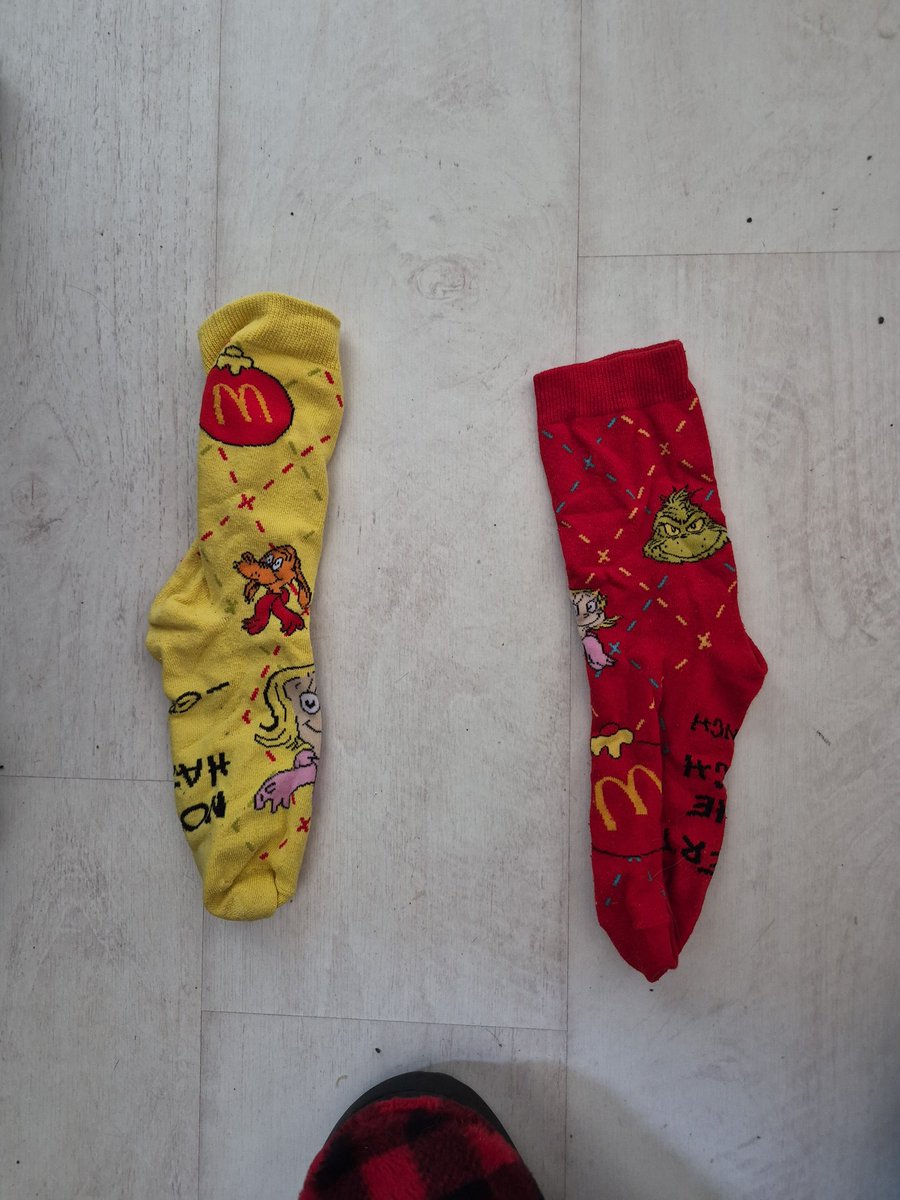 BenThinksAlot's tweet photo. New Grinch socks acquired #RIPgreen #RIPblue #StayAwayHiggins https://t.co/0f65623Fz9